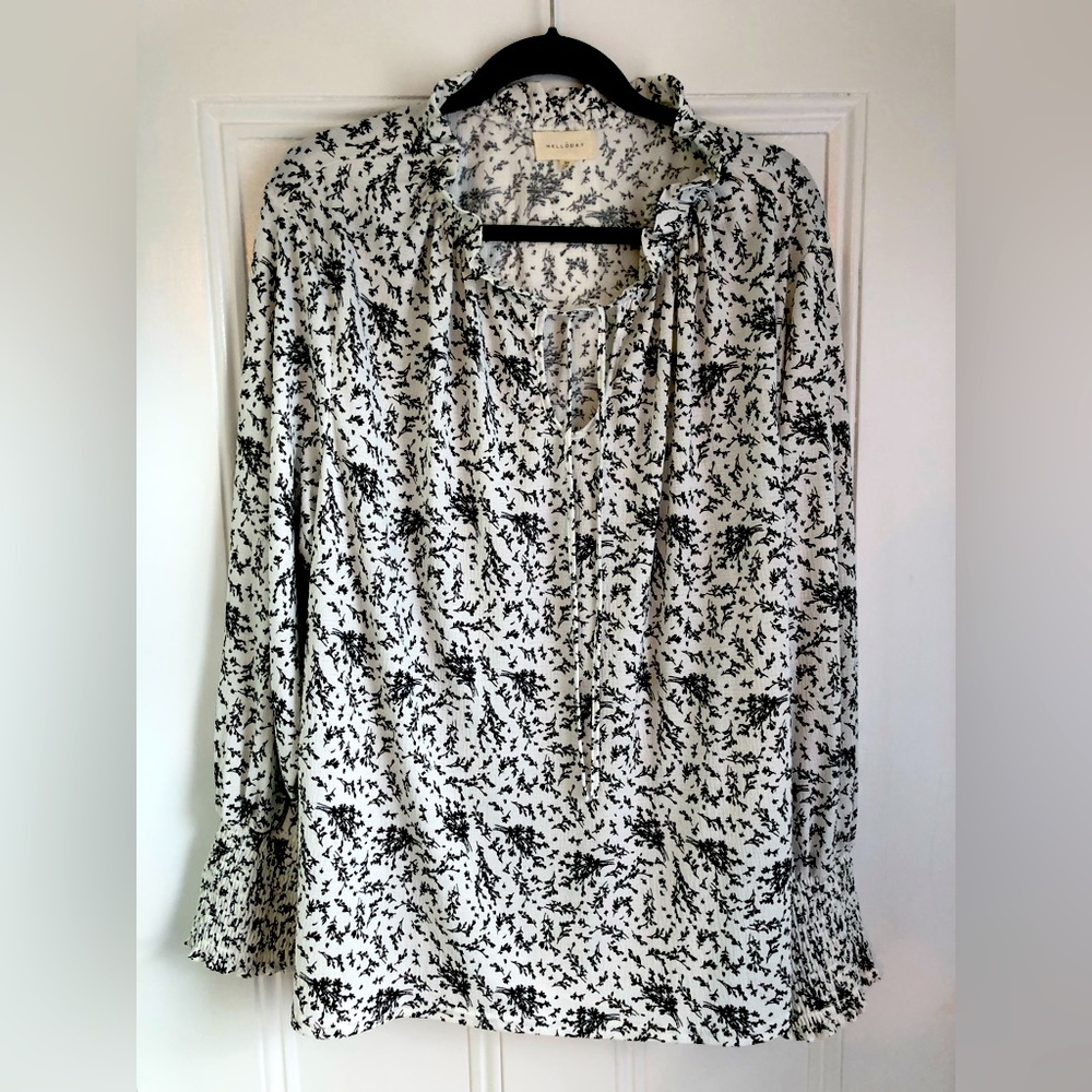 Size 3X black and creamy white top.  Perfect for the office.